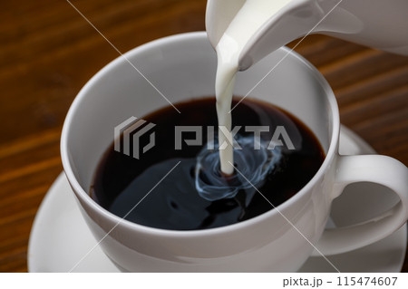 コーヒーにミルクを入れる 115474607