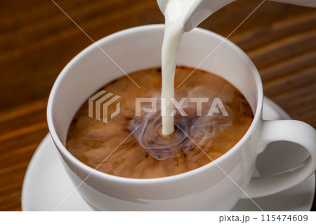 コーヒーにミルクを入れる 115474609