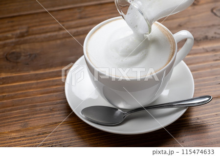 コーヒーにフォームミルクを入れてつくるカプチーノ 115474633