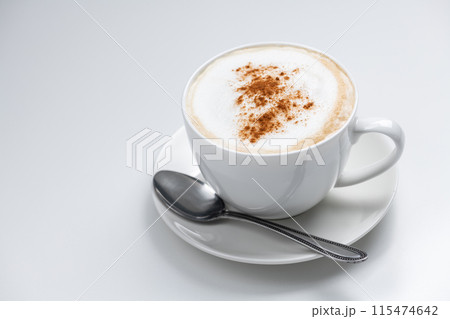 白背景にコーヒーカップのカプチーノとスプーン 115474642