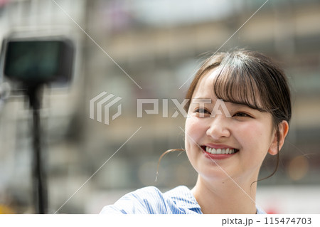都会の繁華街で自撮り撮影をする若くて可愛い女性|大阪観光イメージ|大阪府道頓堀|戎橋(えびすばし) 都会の繁華街で自撮り撮影をする若くて可愛い女性|大阪観光イメージ|大阪府道頓堀|戎橋(えびすばし) 115474703