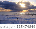 冬の海岸から見る初日の出 115474849