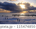 冬の海岸から見る初日の出 115474850