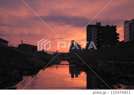 夕焼けに染まる住宅街の川 夕焼けに染まる住宅街の川 115474851