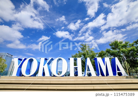 横浜市、JR横浜タワーうみそらデッキの都市名モニュメント 115475389