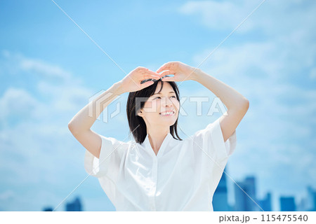 晴れた日に空を見上げる若い女性 晴れた日に空を見上げる若い女性 115475540