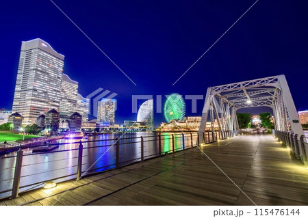 横浜市、汽車道の港一号橋梁の夜景 115476144