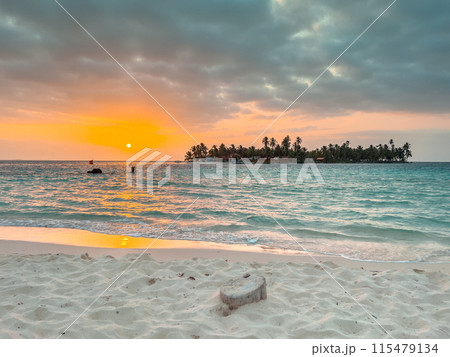 San Blas islands in Panama, tropical beach 115479134