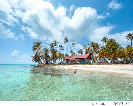 San Blas islands in Panama, tropical beach 115479186