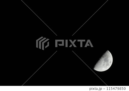 月齢7.4、卯月上弦の月 115479850