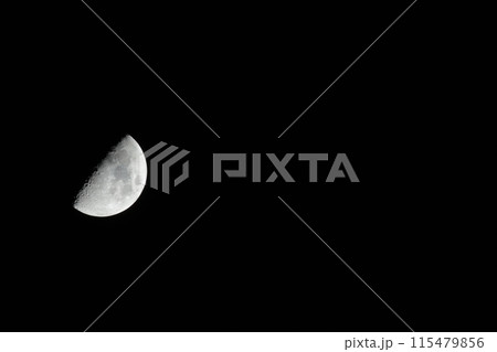 月齢7.4、卯月上弦の月 115479856