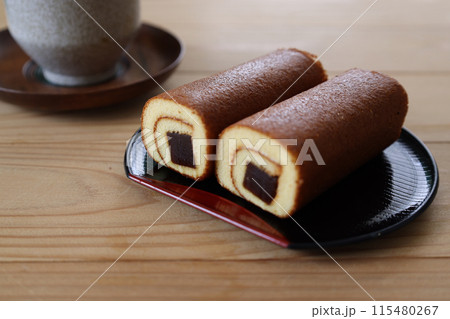 菓子皿においた羊羹ロール 115480267