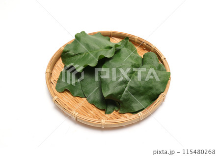 白背景の笊にのせたおかわかめ 115480268