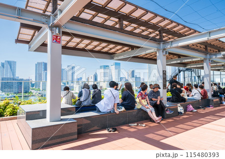 「東京都」豊洲千客万来の足湯庭園の風景 115480393