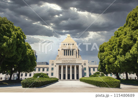 「東京都」ドラマチックのな空と国会議事堂　空合成 115480689