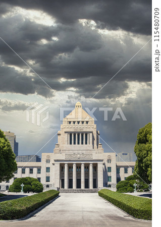 「東京都」ドラマチックのな空と国会議事堂　空合成 115480709