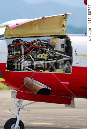 練習機のエンジンルーム 115480742