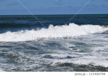 日本海の荒波 庄内海岸 115480799