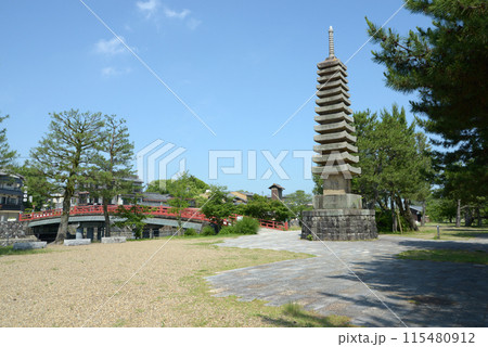 宇治観光 宇治川中の島の十三重石塔 京都府宇治市 宇治観光 宇治川中の島の十三重石塔 京都府宇治市 115480912