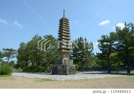 宇治観光　宇治川中の島の十三重石塔　京都府宇治市 115480913