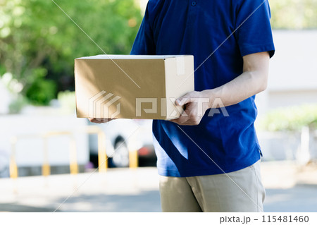 荷物を持つ配達員の男性 荷物を持つ配達員の男性 115481460