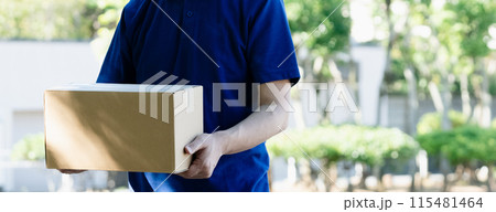 荷物を持つ配達員の男性 115481464