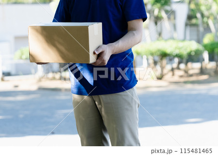 荷物を持つ配達員の男性 115481465