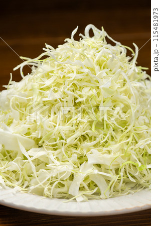 山盛りの千切りキャベツ 山盛りの千切りキャベツ 115481973