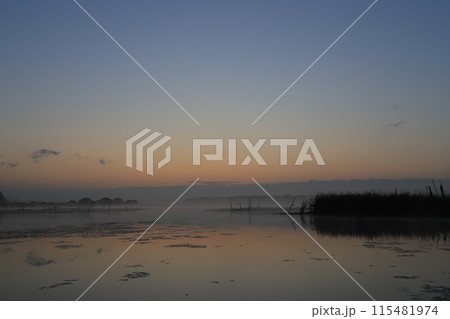 朝日に染まる湖面 115481974