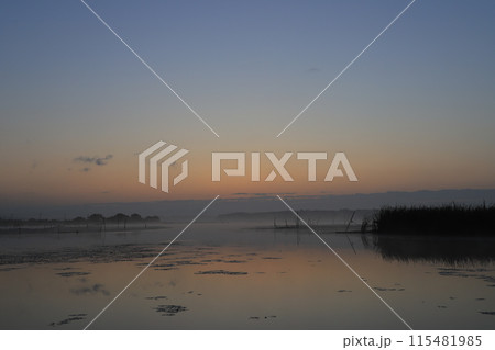 朝日に染まる湖面 朝日に染まる湖面 115481985
