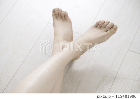 女性の足【パーツカット】 115481986