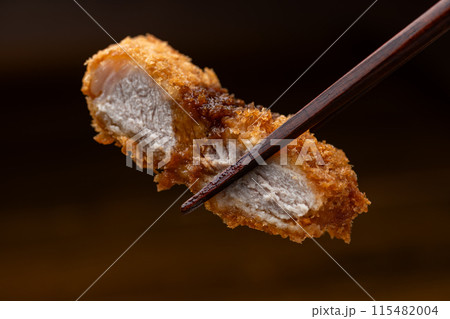 豚カツを箸で食べる 115482004