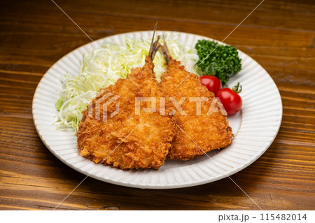 白い皿にサクサクのアジフライと千切りキャベツ 115482014