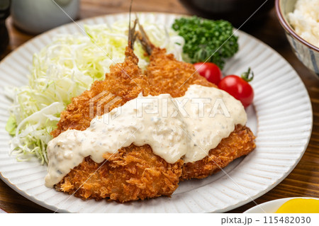 食卓に並んだアジフライと料理 115482030