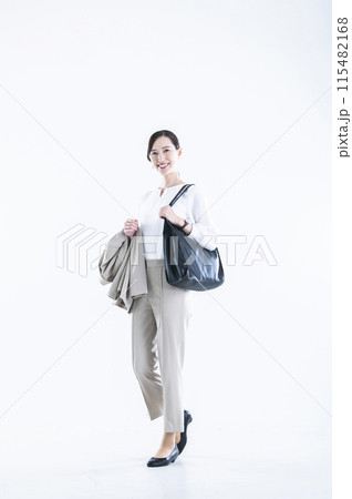 歩くビジネスウーマン 115482168