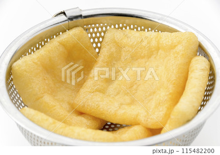 ステンレスザルに入った油揚げ 115482200