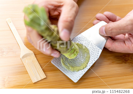 本わさび　鋼鮫おろし「の」の字を描くようにおろし金で擦る　竹はけ 115482268