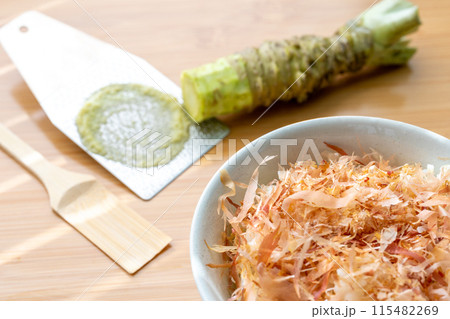 本わさび　わさび丼　生わさび　盛付前　鰹節 115482269