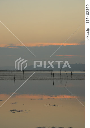 朝焼けの霧立つ沼の朝 115482369
