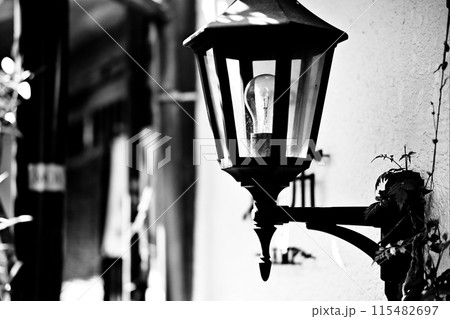 壁に設置されたレトロモダンなランプ 壁に設置されたレトロモダンなランプ 115482697