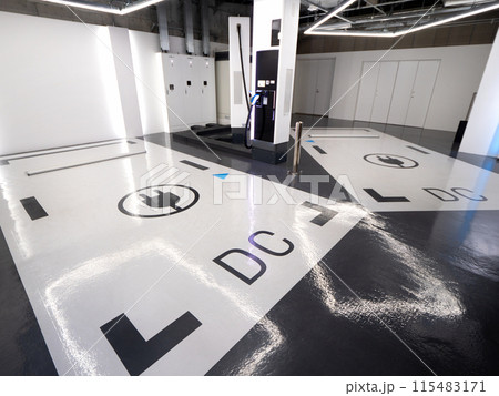 地下駐車場のEV充電スタンド 115483171