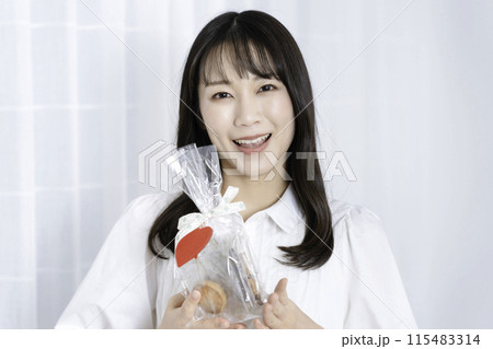 プレゼントを持つ女性 115483314