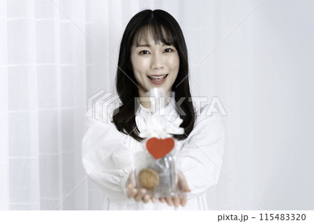 プレゼントを持つ女性 プレゼントを持つ女性 115483320
