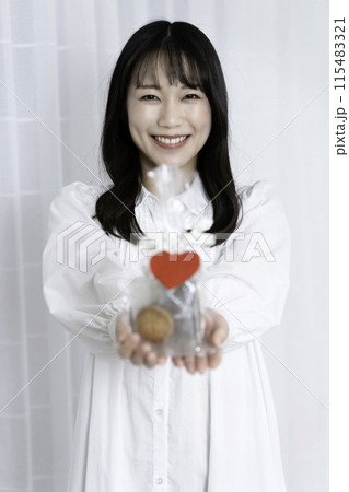 プレゼントを持つ女性 115483321