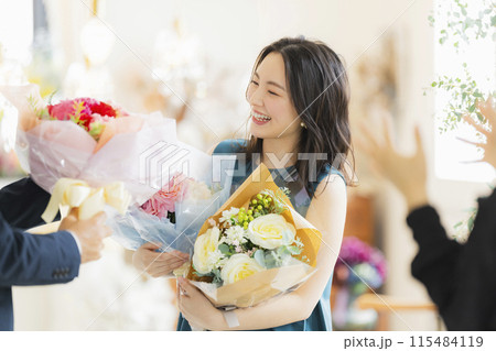 花束を抱える若い女性 115484119
