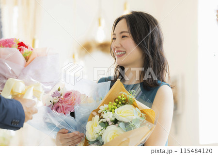 花束を抱える若い女性 花束を抱える若い女性 115484120