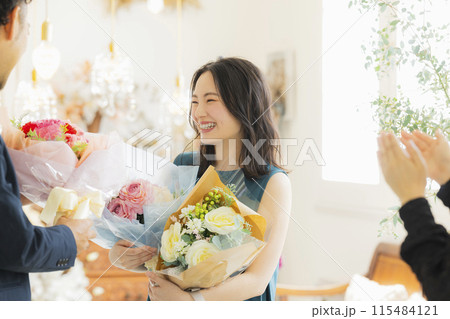 花束を抱える若い女性 115484121