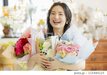 花束を抱える若い女性 115484125