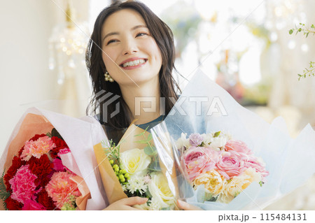 花束を抱える若い女性 花束を抱える若い女性 115484131