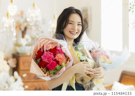 花束を抱える若い女性 花束を抱える若い女性 115484133